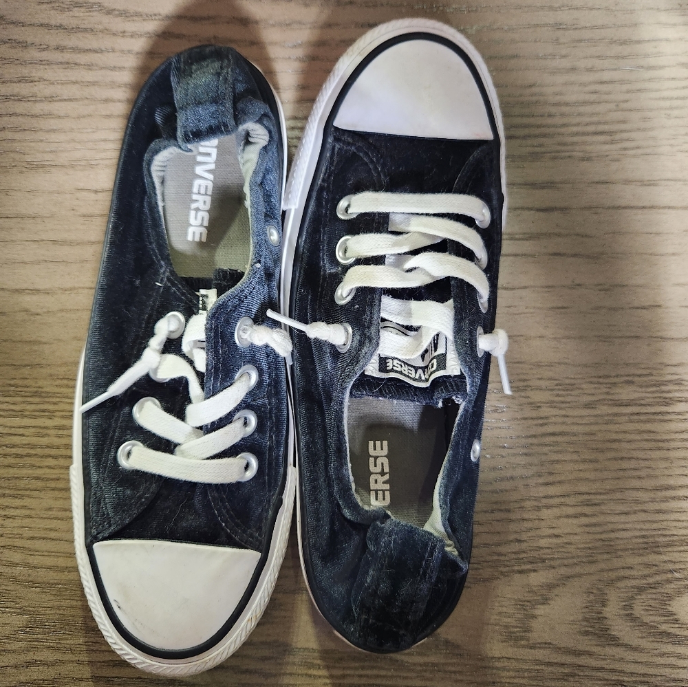 Convers woman's shoes size 6